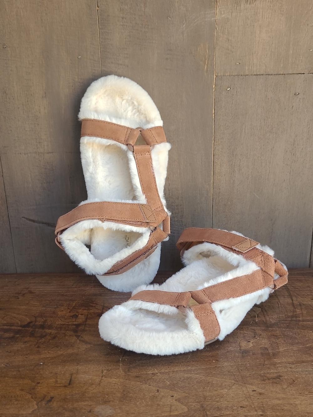 EUC Vionic Sandals Women's sz 7 Viva Faux Fur Orthotic Sandal